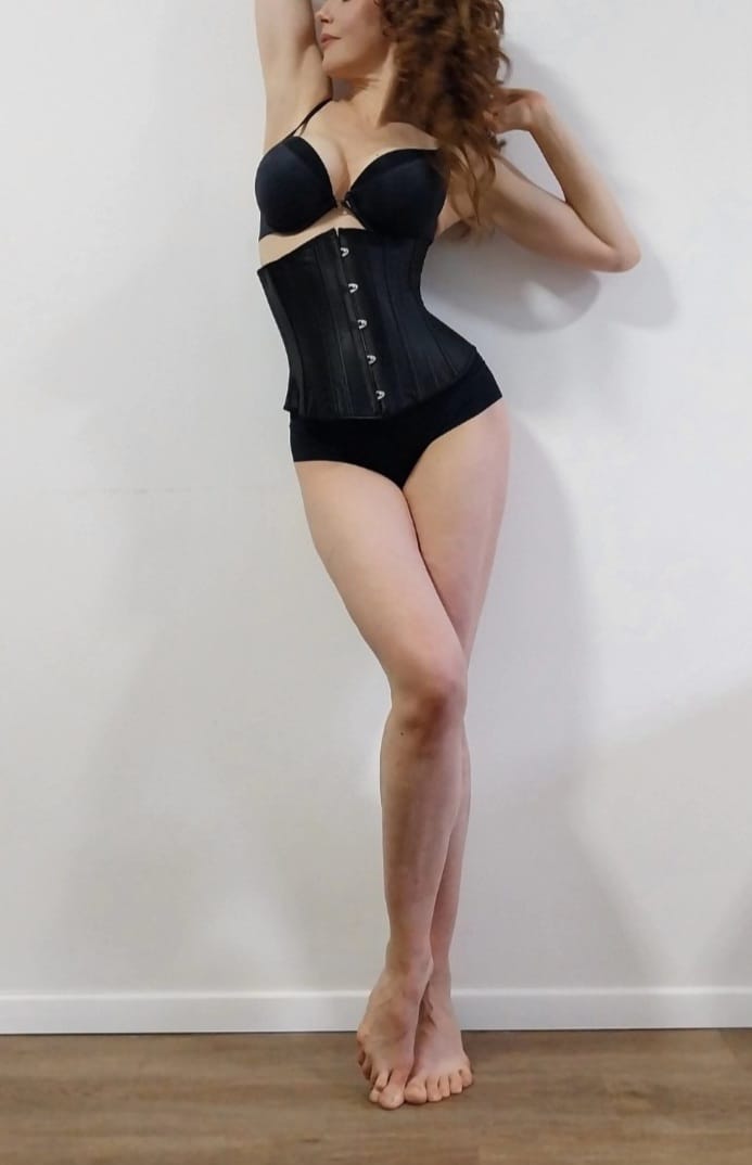 Alexandra mostrando su sensual figura